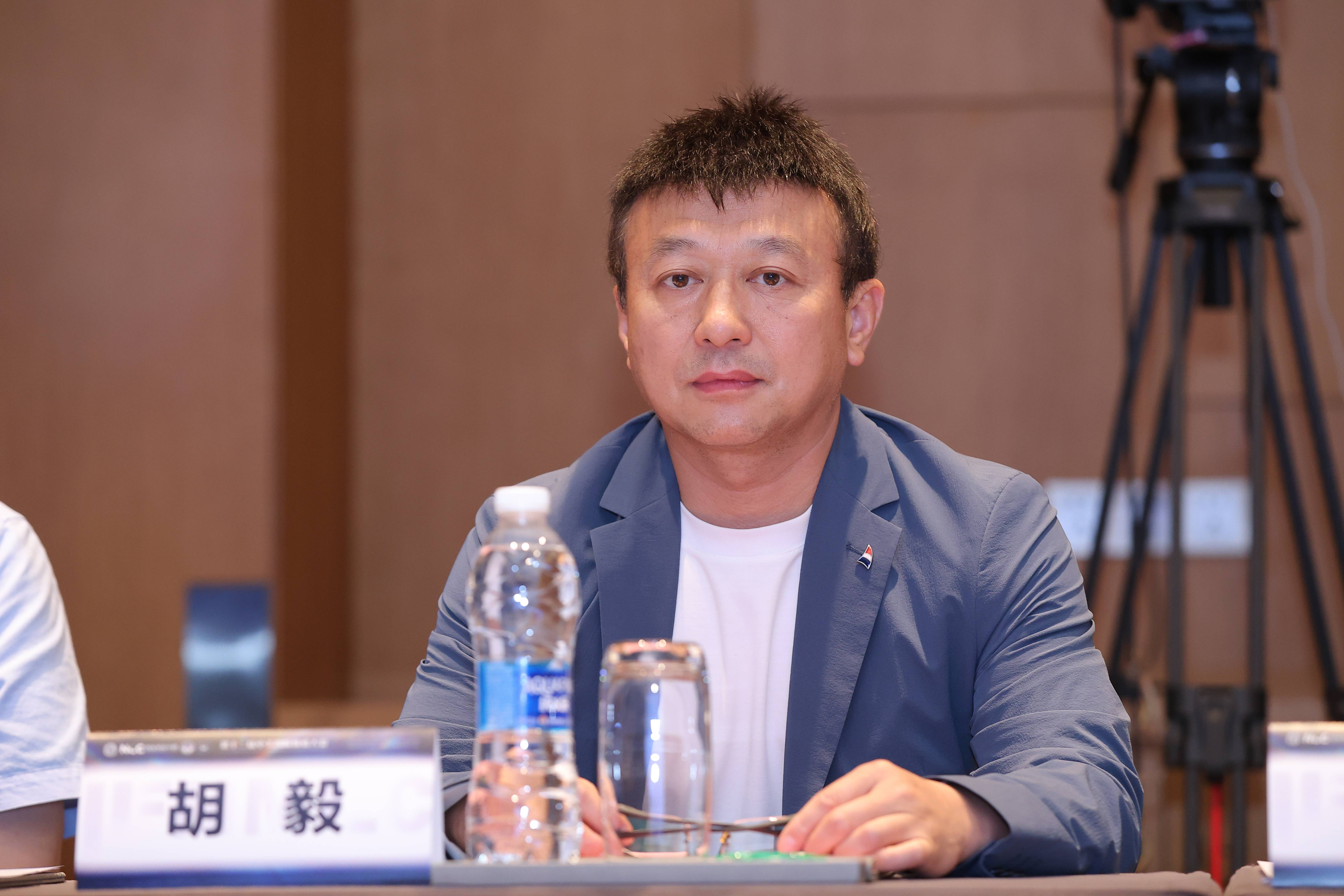 胡毅.jpg