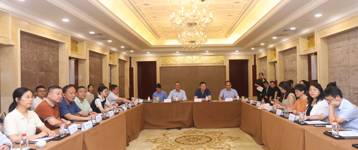 图6 武汉站参会专家合影.png